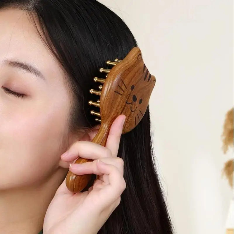 Durable Kitten Shape SPA Gua Sha Tool Brass Head Sandalwood Massage Comb Long Wooden Handle Sturdy Meridian Point Massager Brush